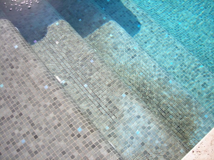 Gresite antideslizante: la solución ideal para piscinas y duchas